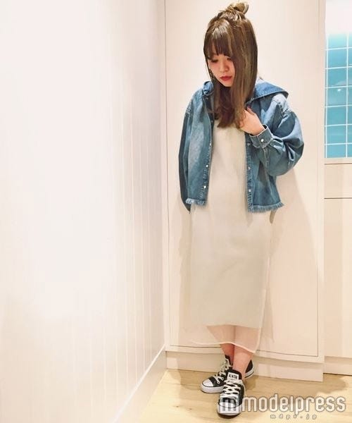 甘めホワイトの透け感ワンピに羽織って/画像提供:STAFF SNAP