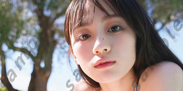 乃木坂46川崎桜、ビキニ姿で読書を楽しむ 1st写真集封入ポストカード第