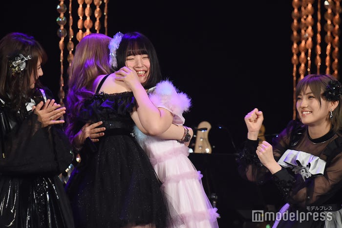 AKB48グループ歌唱力No.1決定戦でも無邪気にメンバーに抱きつく姿が印象的だった (C)モデルプレス