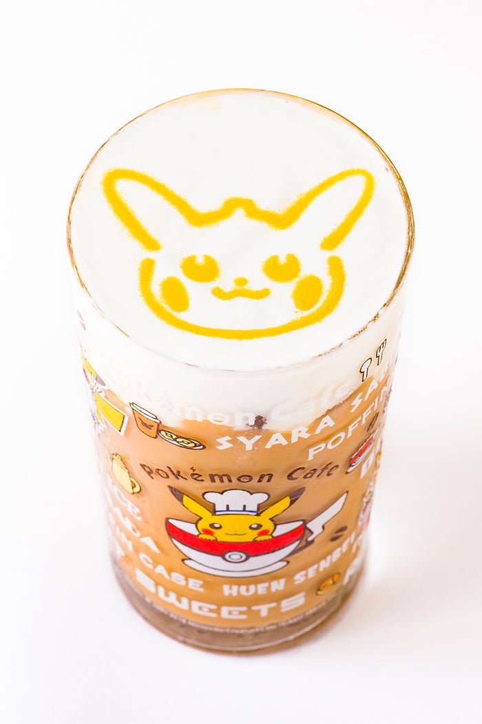 ピカチュウのハロウィンマロンラテ（アイス）918円／画像提供：エスエルディー