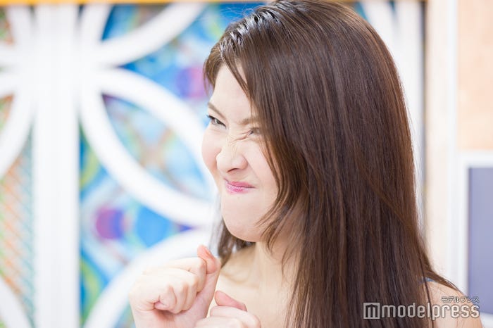 “顔芸”を披露する福良真莉果 (C)モデルプレス