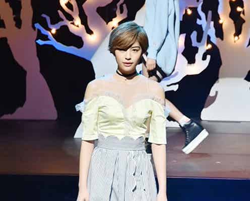 「ViVi」佐久間由衣、大胆スリットから美脚をチラリ