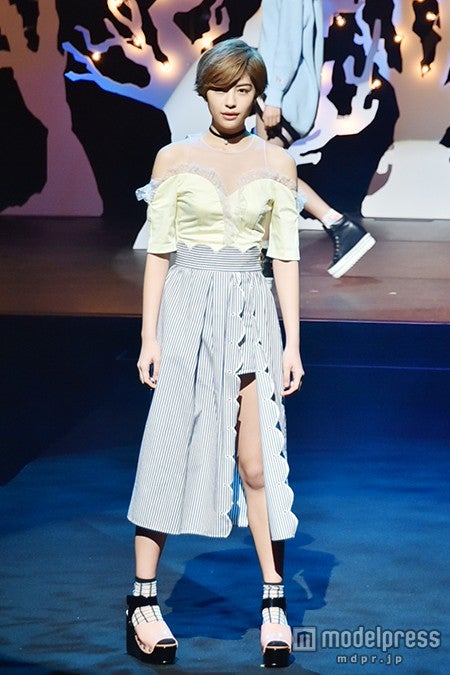 Vivi 佐久間由衣 大胆スリットから美脚をチラリ モデルプレス Vivi 佐久間由衣 大胆スリットから美脚をチラリ モデルプレス