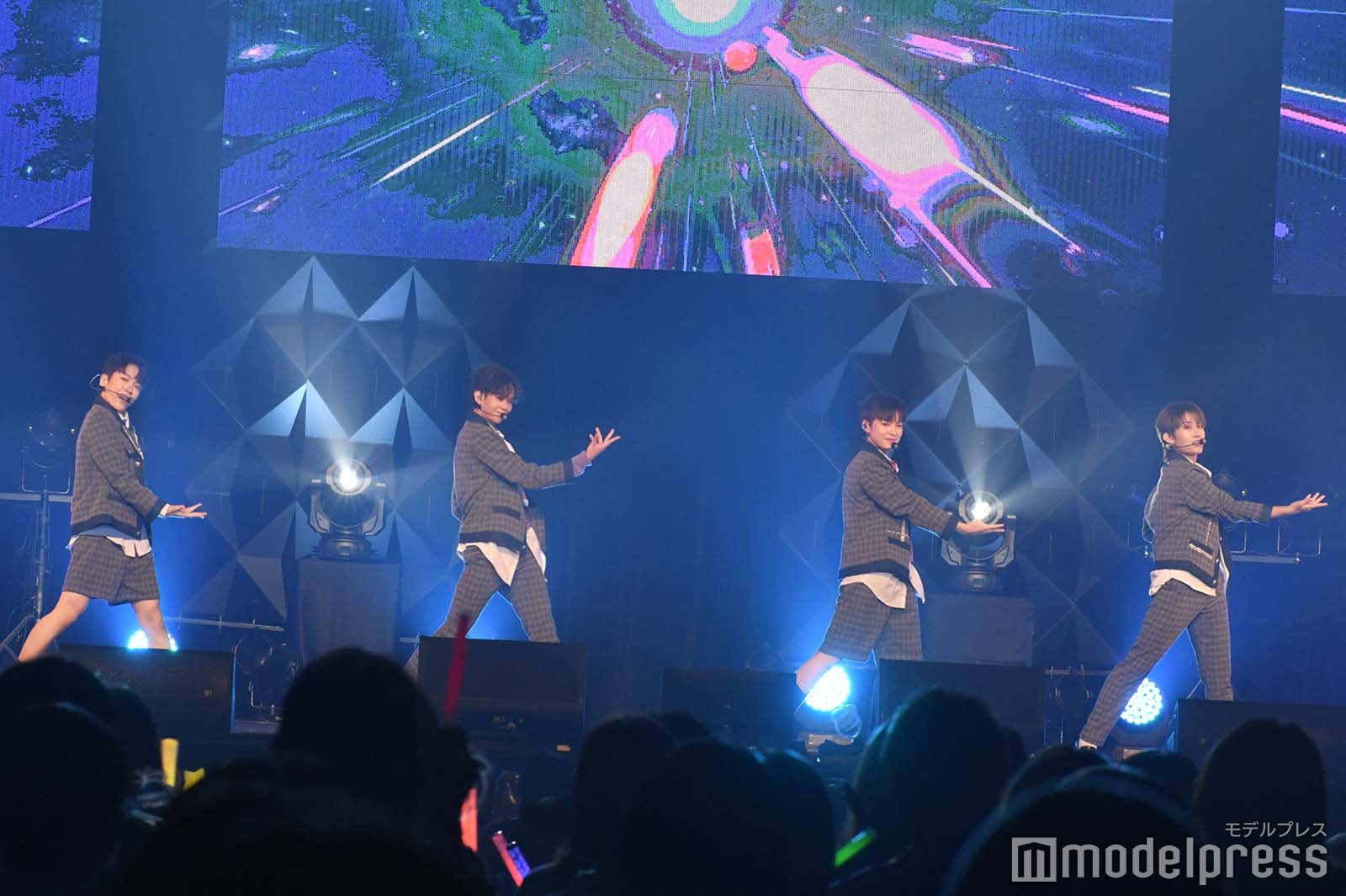 「Here I Am」パフォーマンスするTOZ（C）モデルプレス