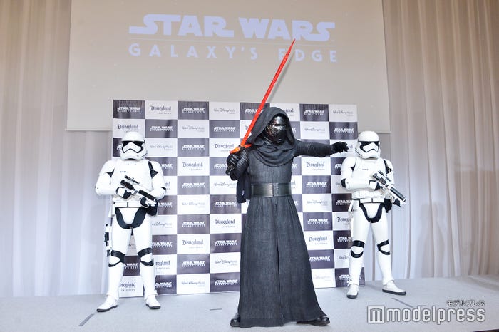 カイロ・レン&ストームトルーパー(C)モデルプレス(C)Disney/Lucasfilm Ltd. (C)& TM Lucasfilm Ltd.