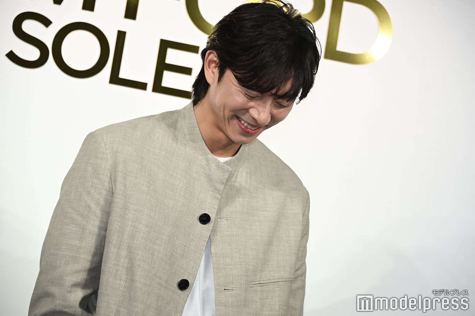 ファンの歓声に照れ笑いするコン・ユ（C）モデルプレス