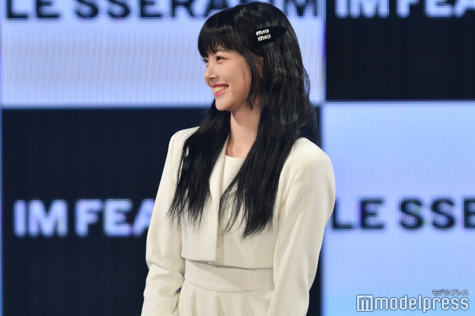 照れるEUNCHAE（C）モデルプレス