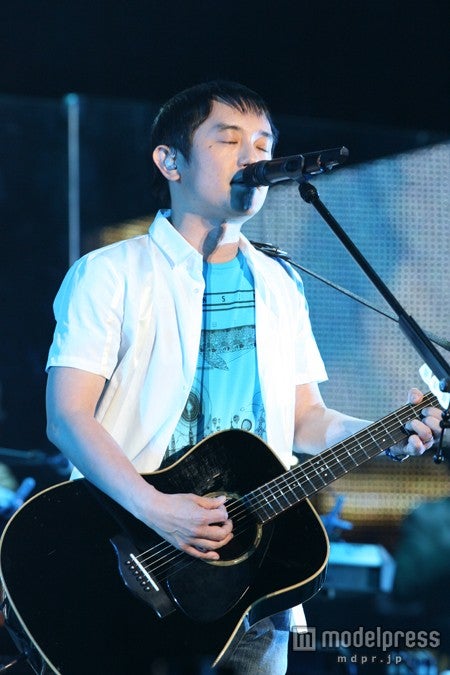 ライブパフォーマンスをしたゆず