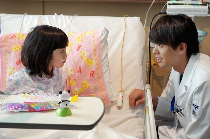 稲垣来泉、竹内涼真/「ブラックペアン」第5話より(C)TBS