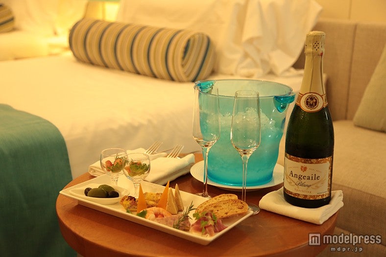 女子会プランなら女同士の夜がもっと楽しくなること間違いなし（スパークリングワインボトルが付くのはANAインターコンチネンタル万座ビーチリゾートのみ）