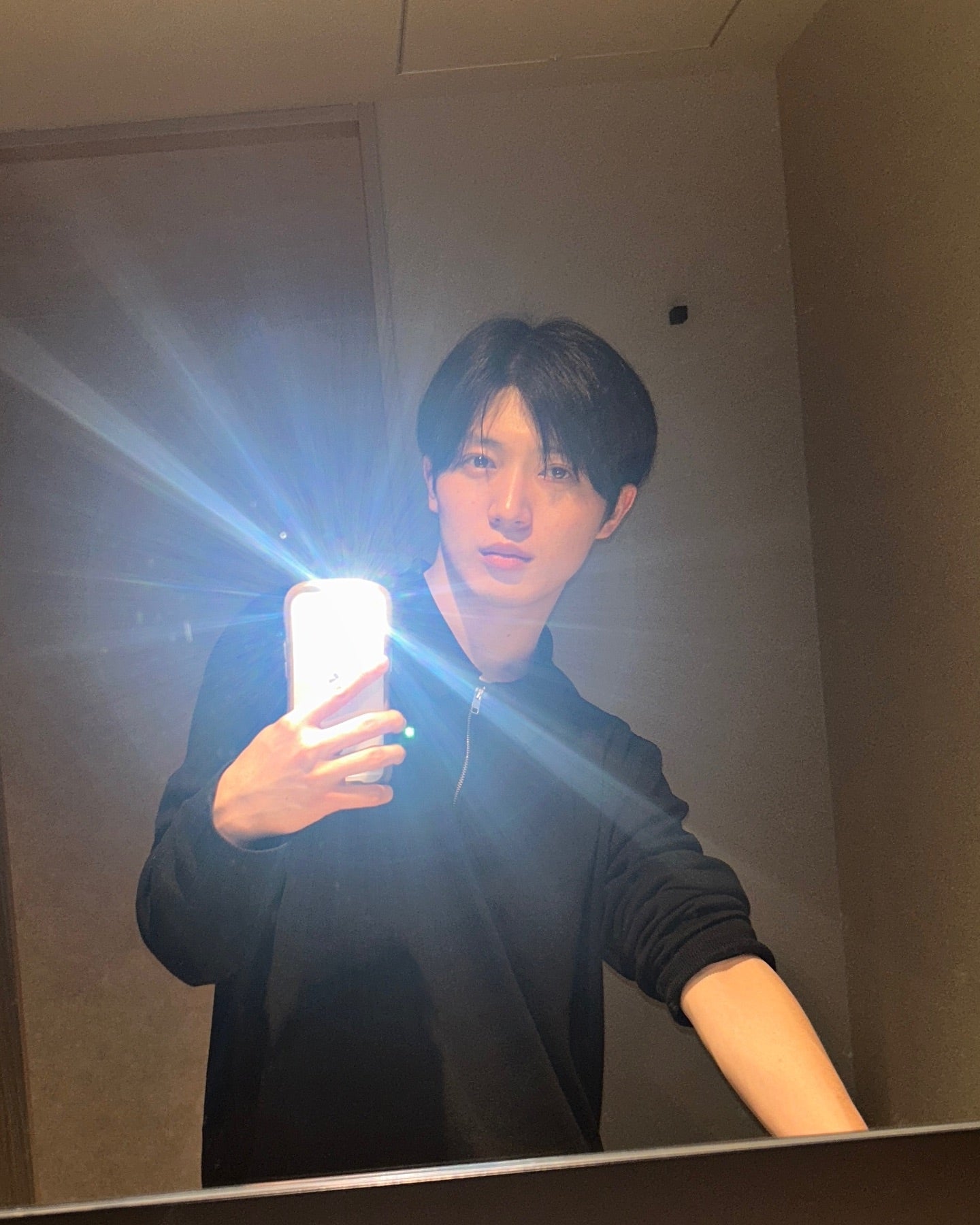 「タイプロ」西山智樹、3次審査以来の黒髪カムバック 舌出しショットにファン悶絶「透明感爆発してる」「リアコ感」