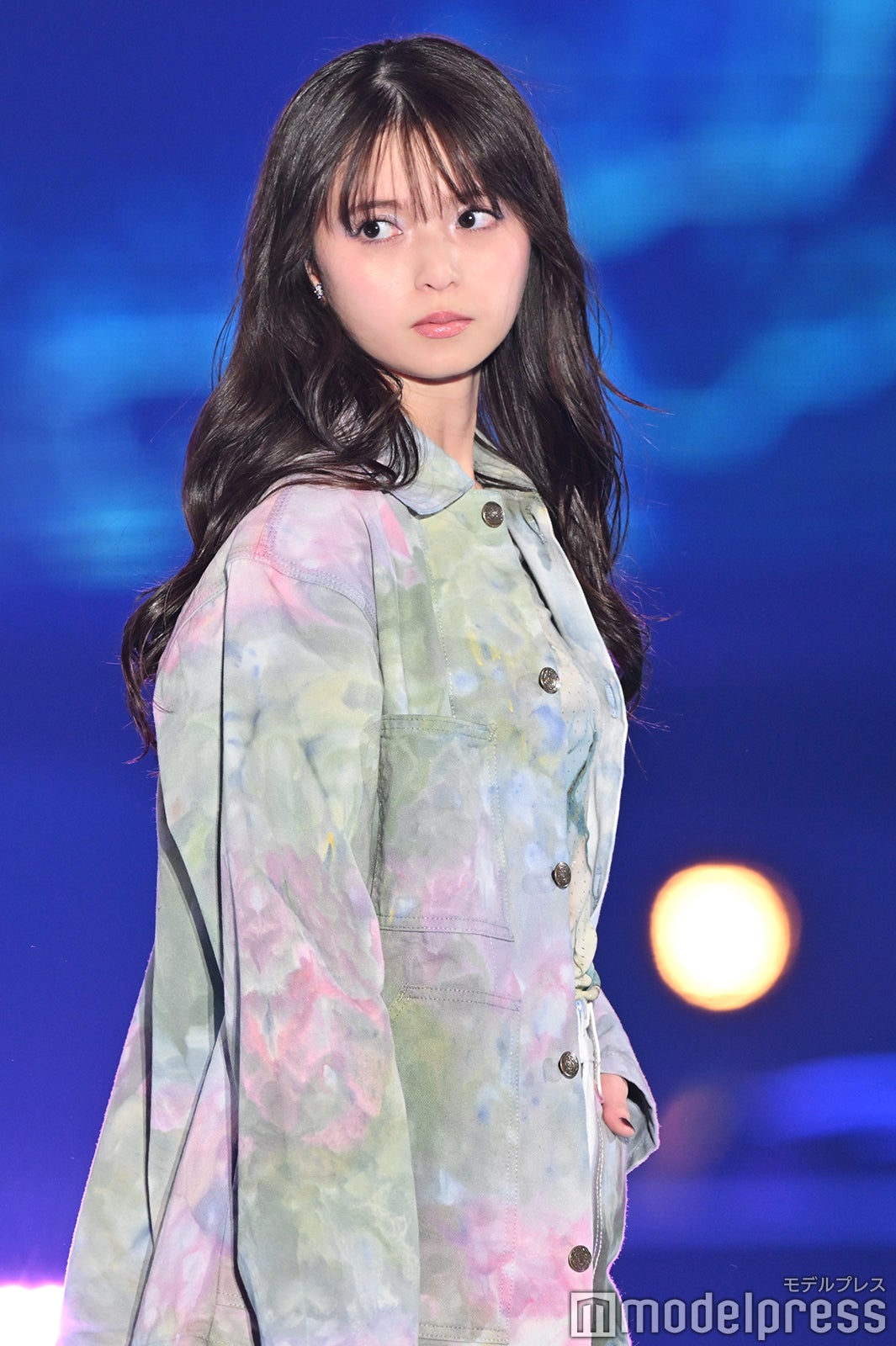 齋藤飛鳥、笑顔封印で圧巻オーラ放つ【GirlsAward 2024 S／S