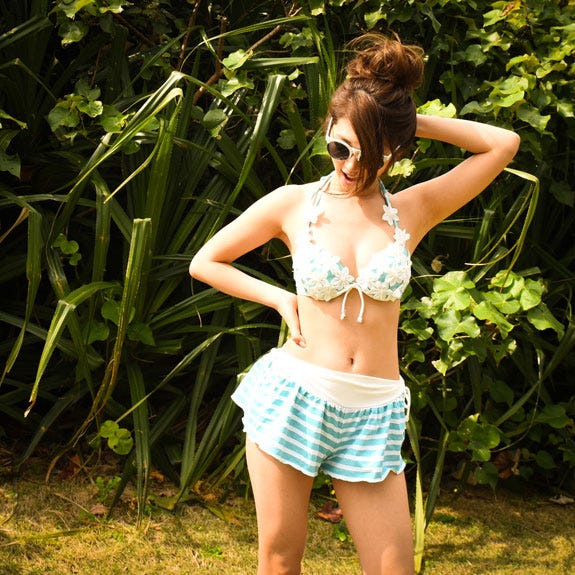 花モチーフ沢山ボーダーフレアショートパンツ付ワイヤーホルタービキニ3点セット「バケスタ」8,980円(税抜)