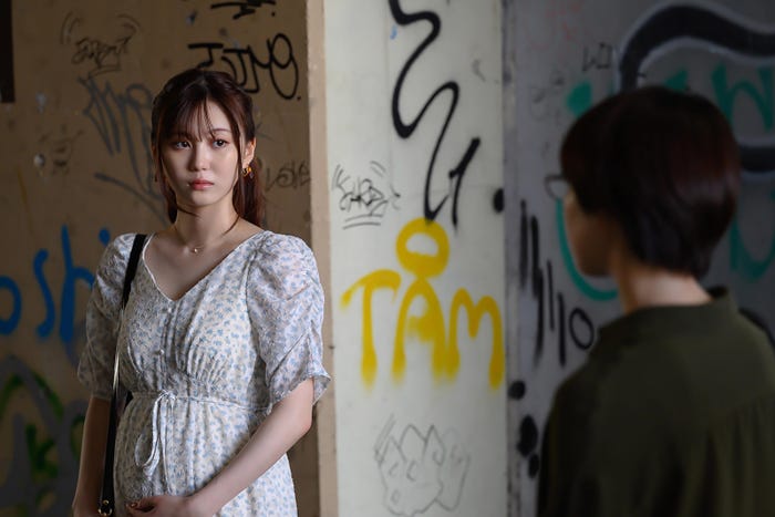 三原羽衣、石川瑠華「犬と屑」第6話より(C)朝賀庵/講談社/「犬と屑」製作委員会・MBS