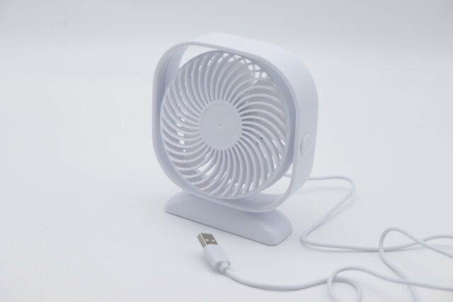 ダイソーの便利な扇風機（USB、四角丸型、ブラケット付）