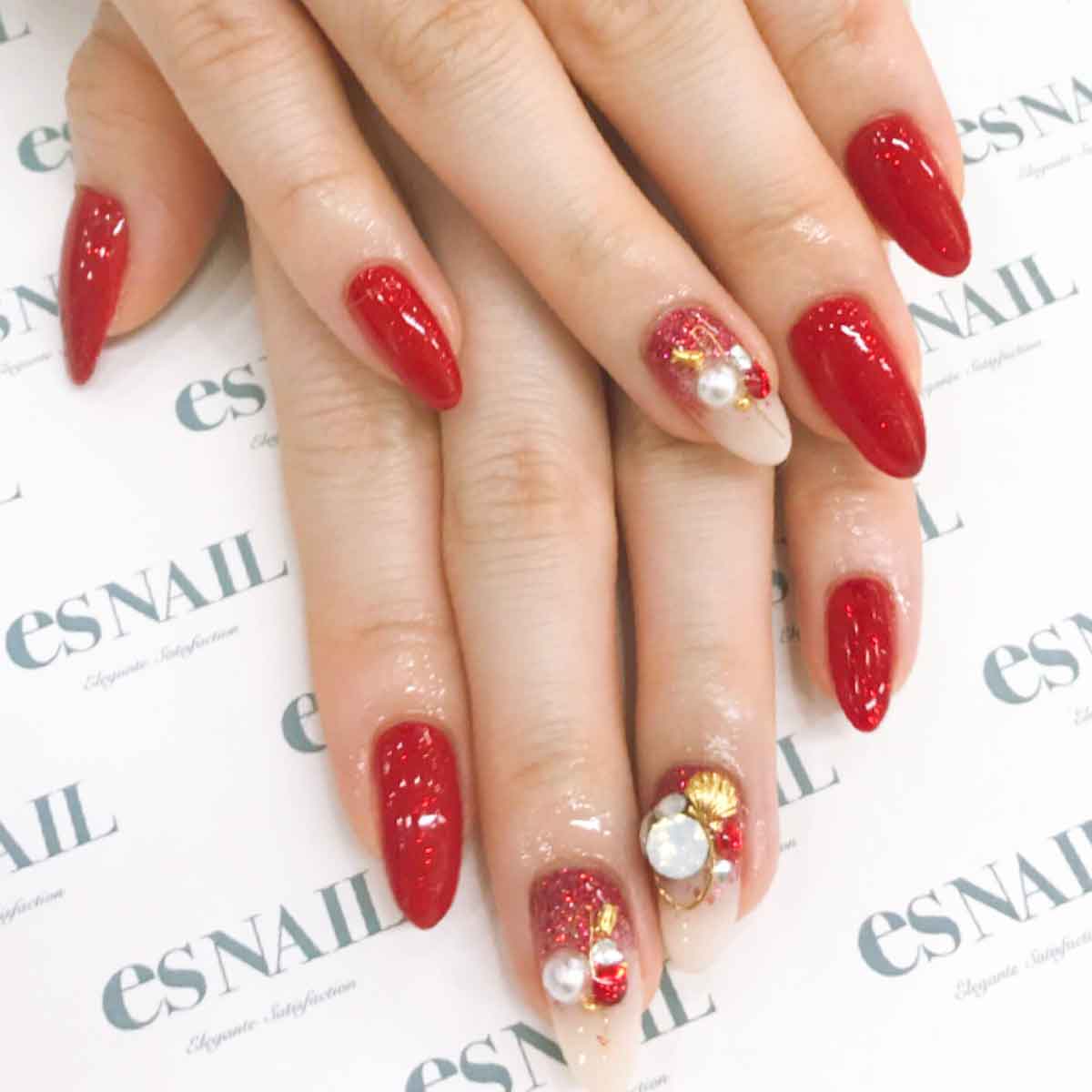 ラメやストーンで華やかに／画像提供：esNAIL