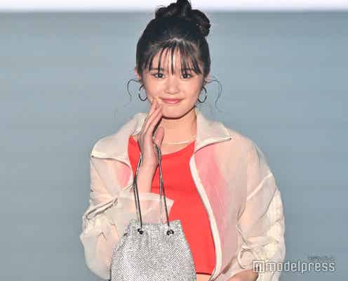 Girls2原田都愛、ほっそりウエスト際立つローウエストデニム姿 お団子ヘア姿がキュート【TGC 和歌山 2024】