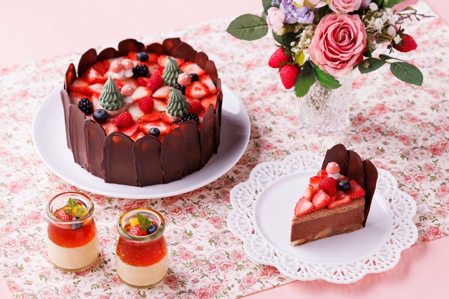 ヒルトン東京ベイの苺デザートビュッフェ、パリの優雅な世界観×苺のケーキやマカロンなど約20種