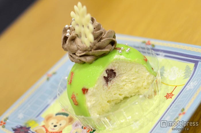 ホワイトチョコレートムースケーキ、中にはストロベリーゼリー