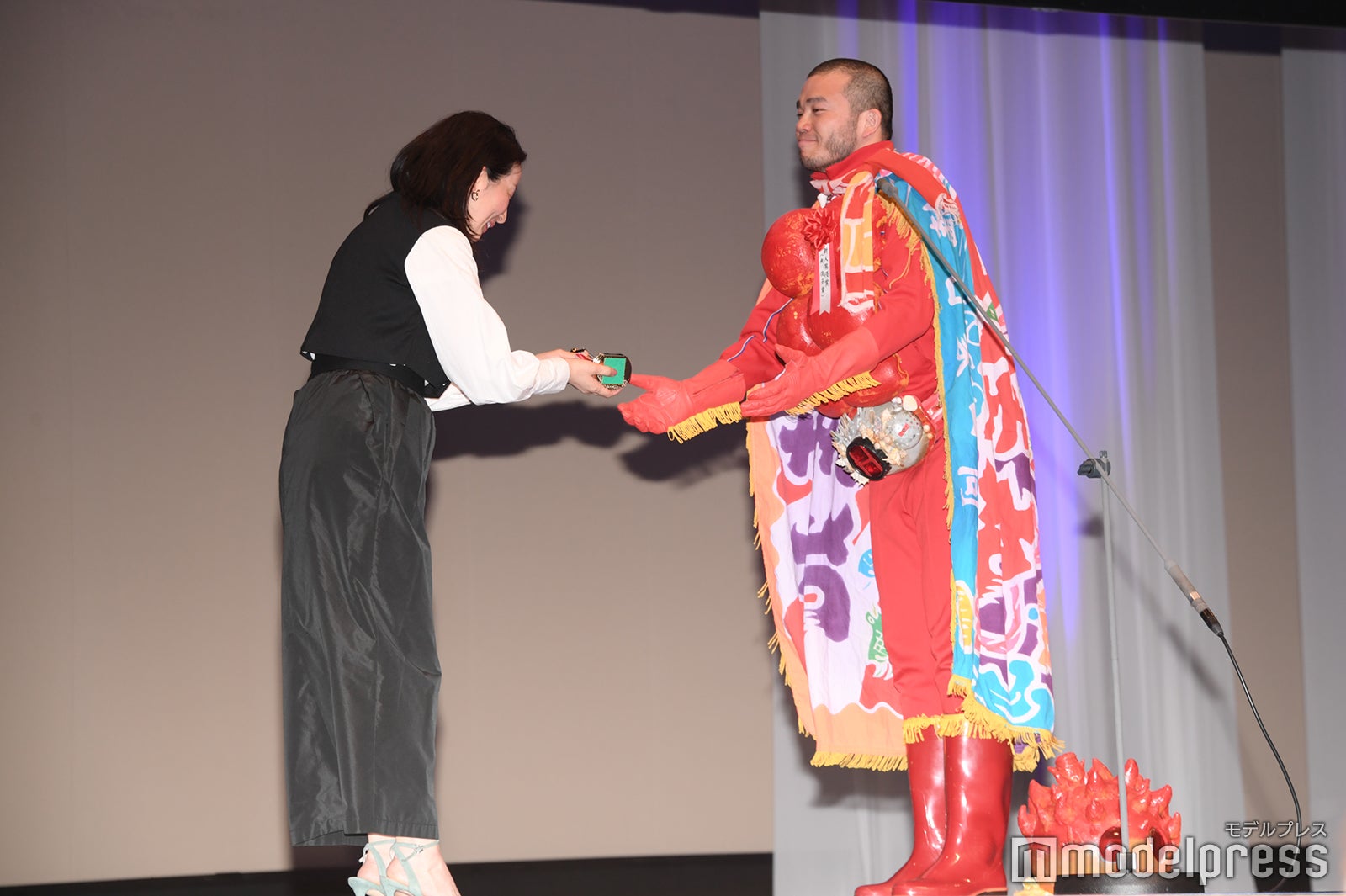 （右）アフロ（C）モデルプレス