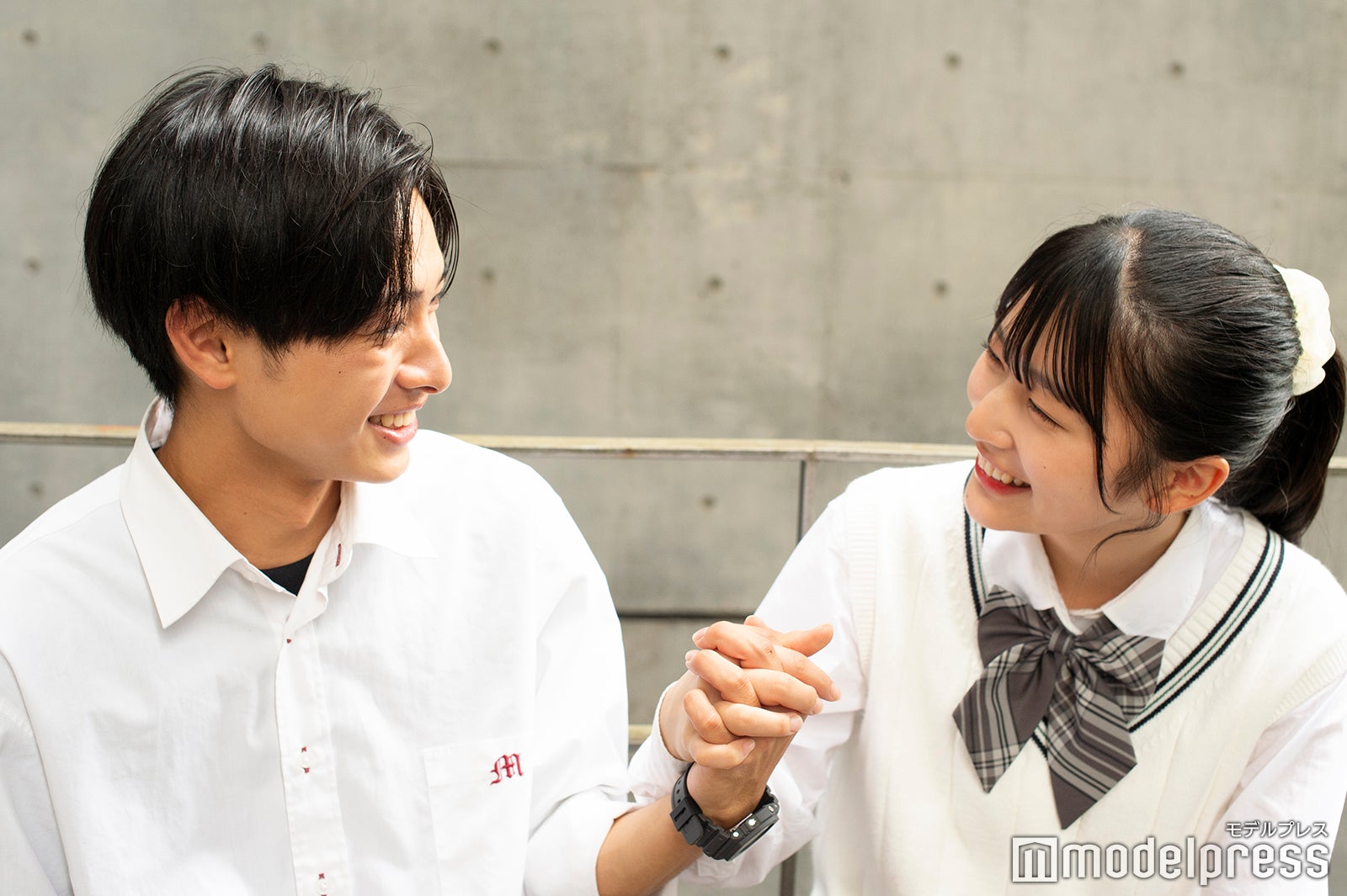 見つめ合って照れる内田禅、たぐちおとは （C）モデルプレス