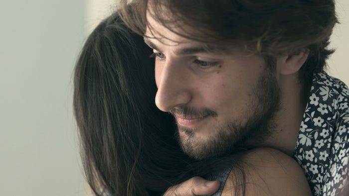ハグするジュゼッペと春花「TERRACE HOUSE TOKYO 2019-2020」25th WEEK(C)フジテレビ/イースト・エンタテインメント