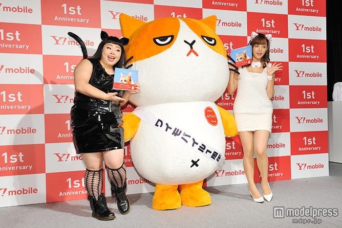 (左から)渡辺直美、ふてニャン、篠崎愛