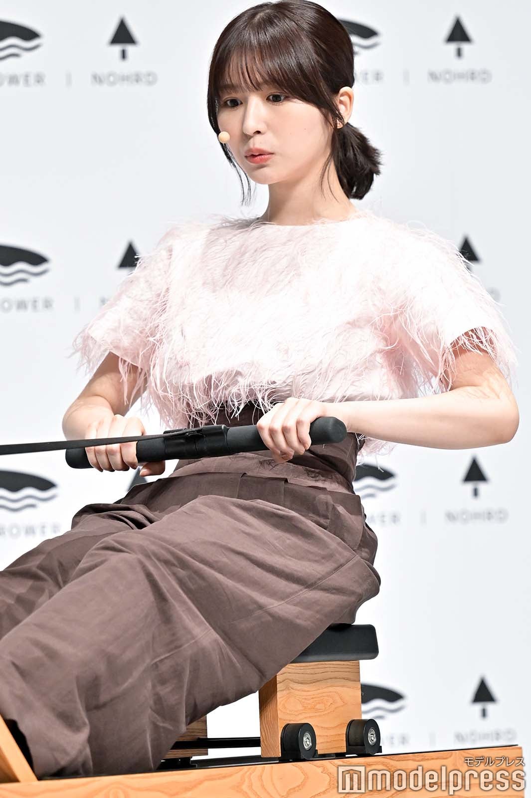 フィットネスマシンに挑戦する長濱ねる（C）モデルプレス