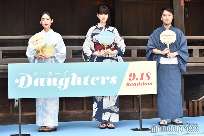 阿部純子、三吉彩花、津田肇監督(C)モデルプレス