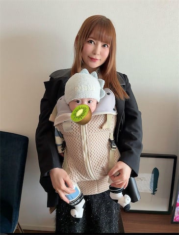 中川翔子が双子長男の‟おすわり”ショット公開、「目をあけたまま寝る」弟くんの姿も