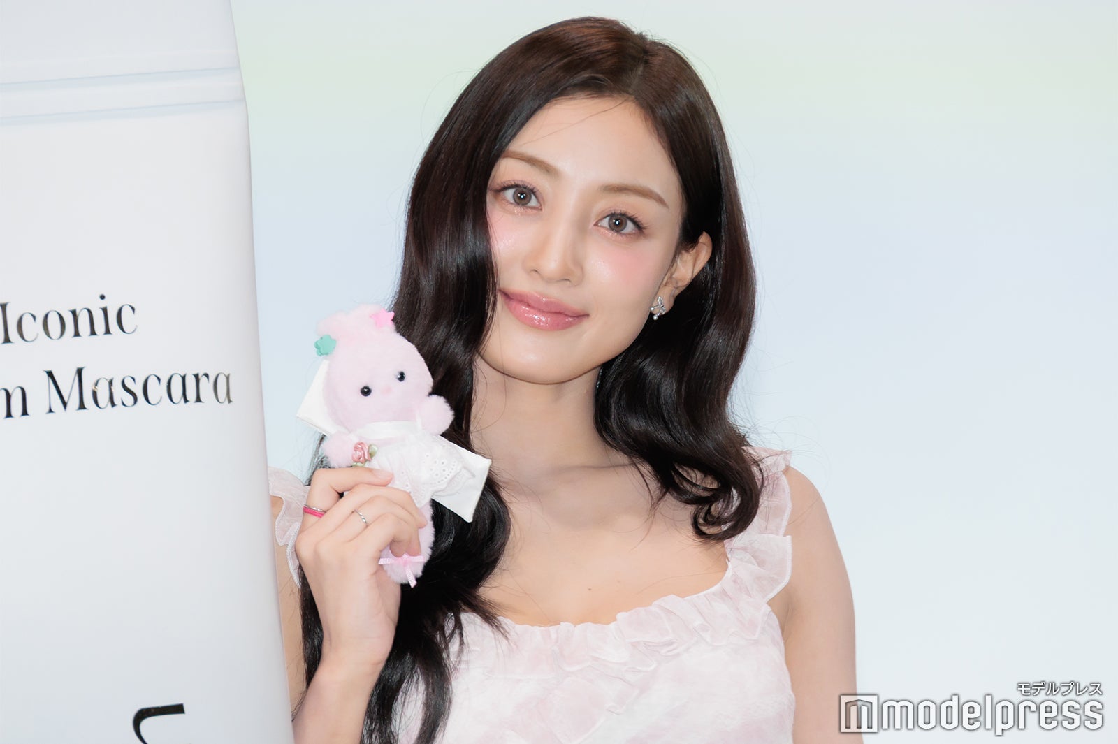 長澤まさみ＆高橋一生、体を寄せ合い“オトナの色気” - モデルプレス