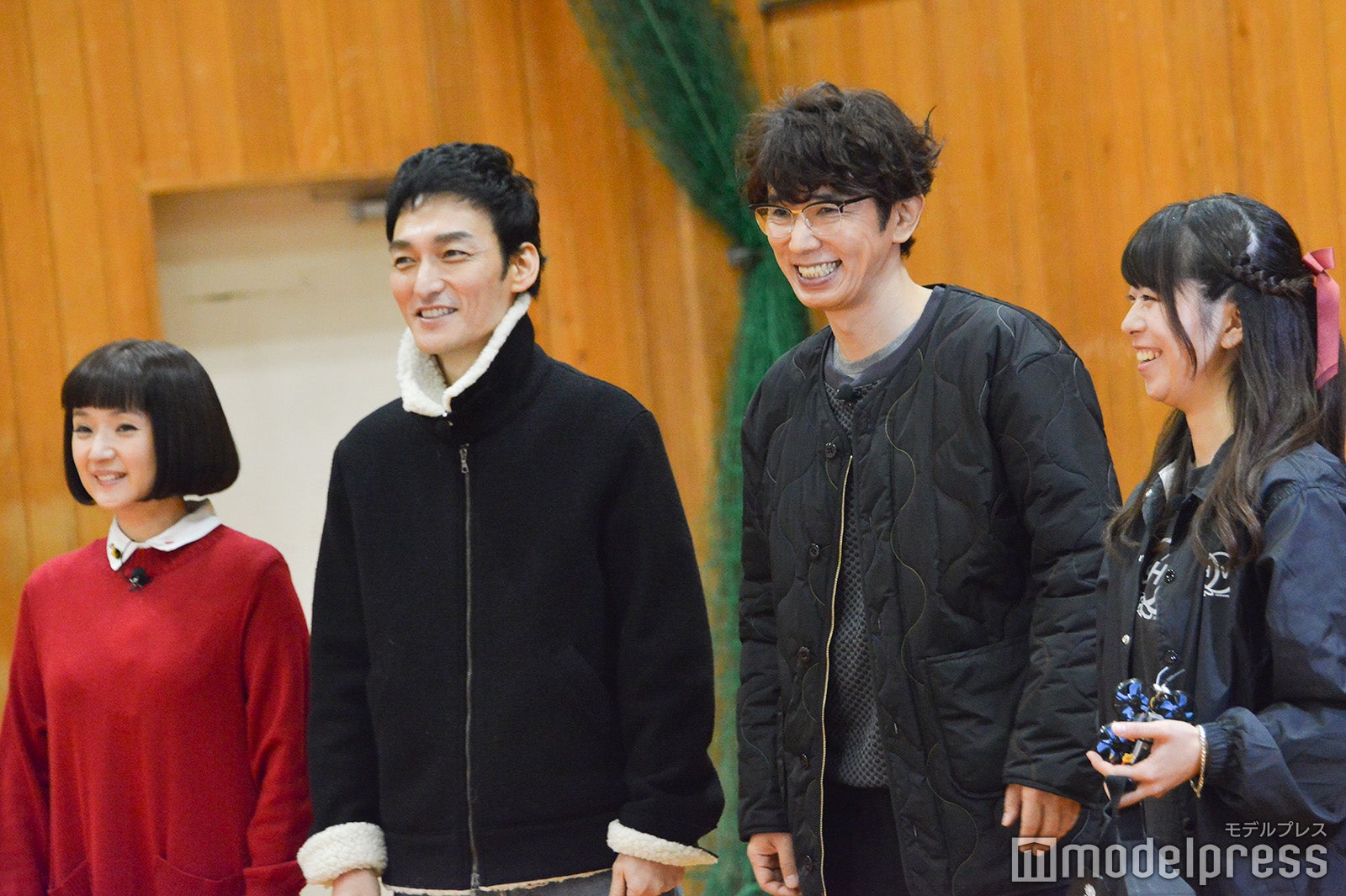 操縦のレクチャーを受ける3人 （C）モデルプレス