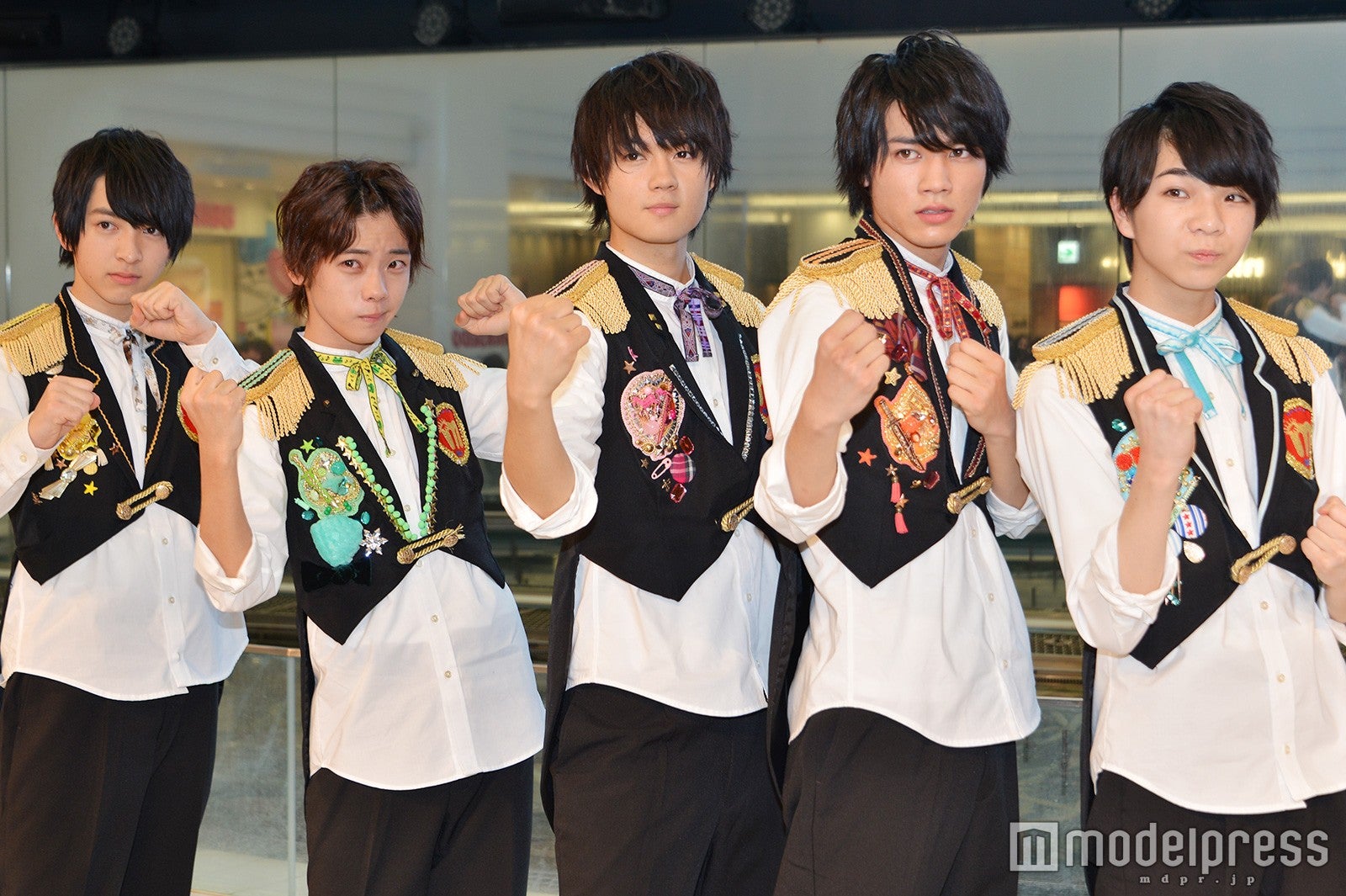 M!LK（左から）吉田仁人、山﨑悠稀、佐野勇斗、板垣瑞生、塩﨑太智（C）モデルプレス
