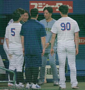 めっちゃいいムード！阪神・藤川球児監督が中日の大野雄大、松山晋也、村松開人、細川成也と大笑い 球宴出場のあいさつ受ける→試合中とは違う和やかシーン