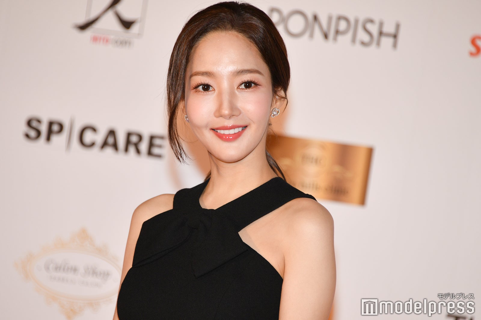 パク・ミニョン、美脚チラ見せ個性派ドレスで登場 会場華やかに＜2022 Asia Artist Awards＞