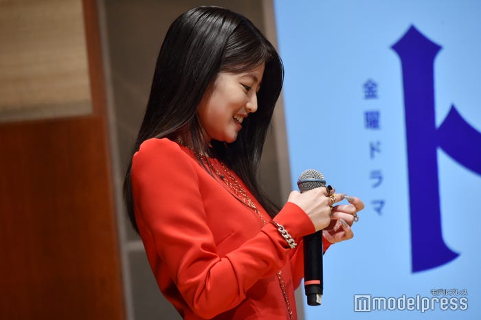 ゲームに夢中で付け爪が取れてしまった今田美桜(C)モデルプレス