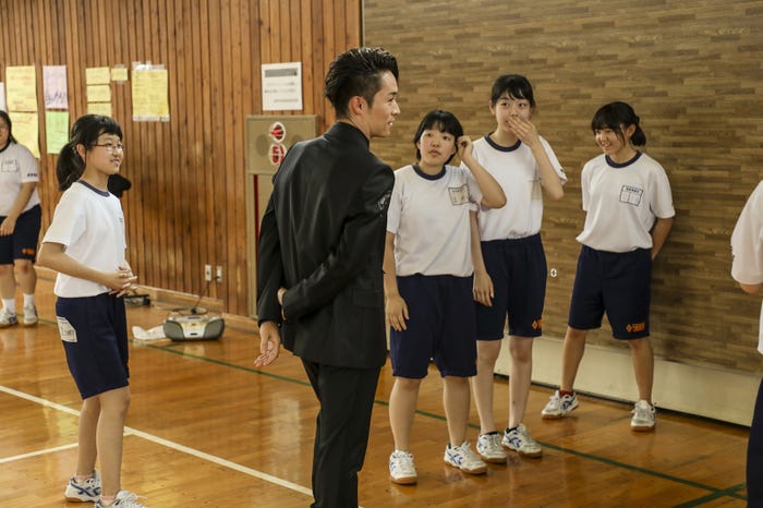 TETSUYAがダンス授業を視察(写真提供:LDH)