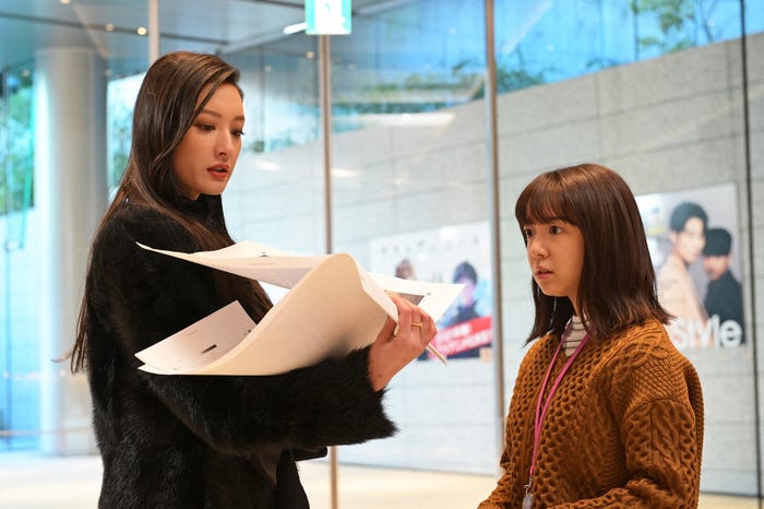 菜々緒、上白石萌音「オー!マイ・ボス!恋は別冊で」第3話より(C)TBS