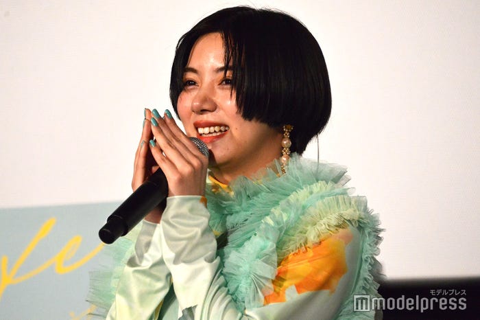 歌唱後に笑顔を見せるELAIZA(池田エライザ)(C)モデルプレス