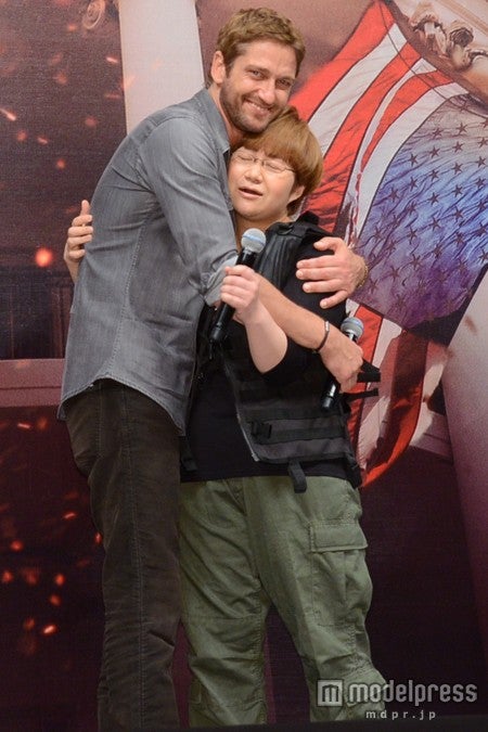 （左から）ジェラルド・バトラー、近藤春菜