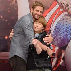 (左から)ジェラルド・バトラー、近藤春菜