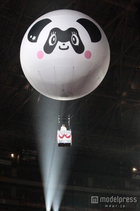 まりぱんだ気球に乗った篠田麻里子／「AKB48 2013真夏のドームツアー～まだまだ、やらなきゃいけないことがある～」福岡公演2日目より（C）AKS