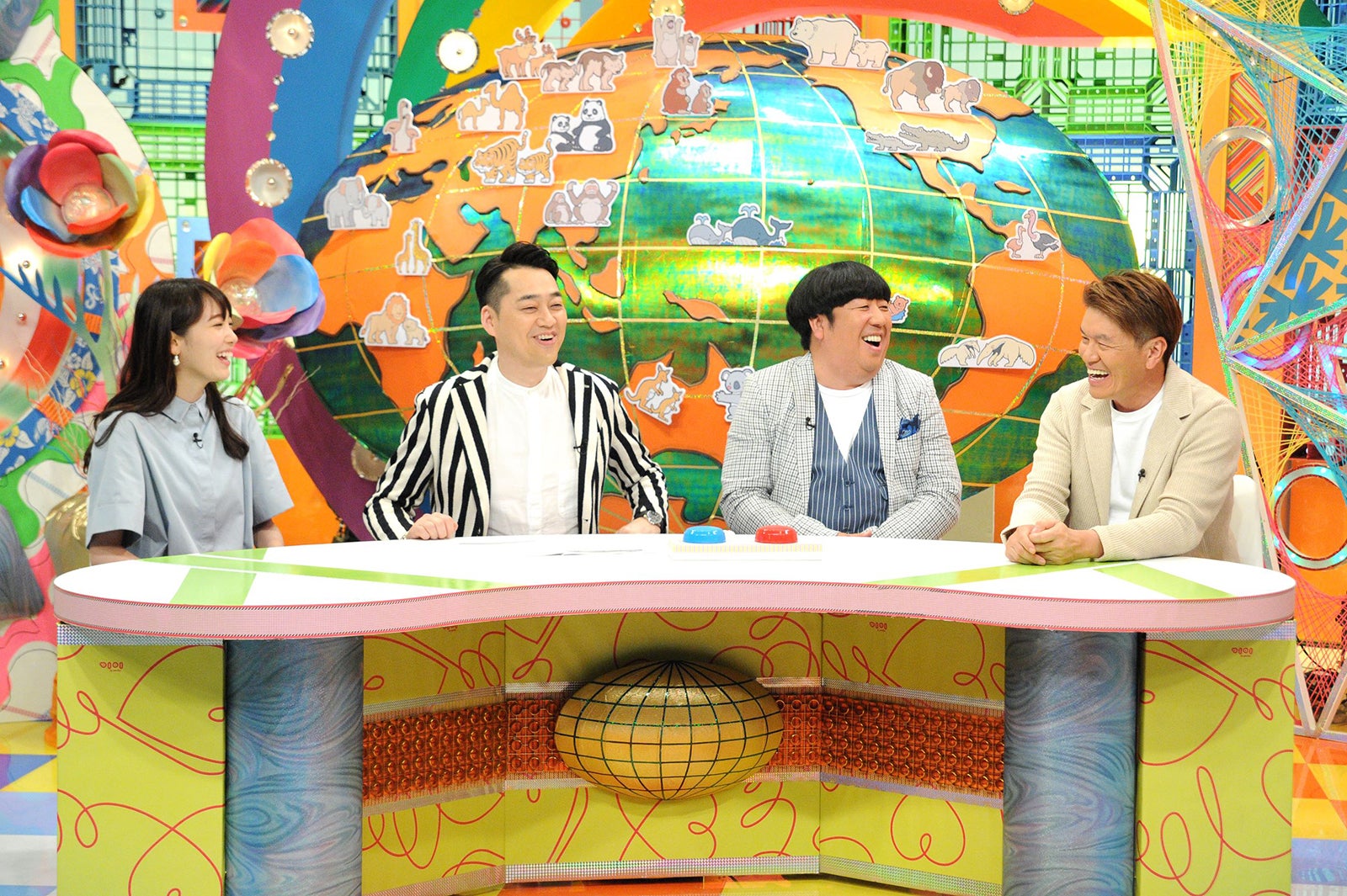 （左から）飯豊まりえ、設楽統、日村勇紀、ヒロミ （画像提供：MBS）