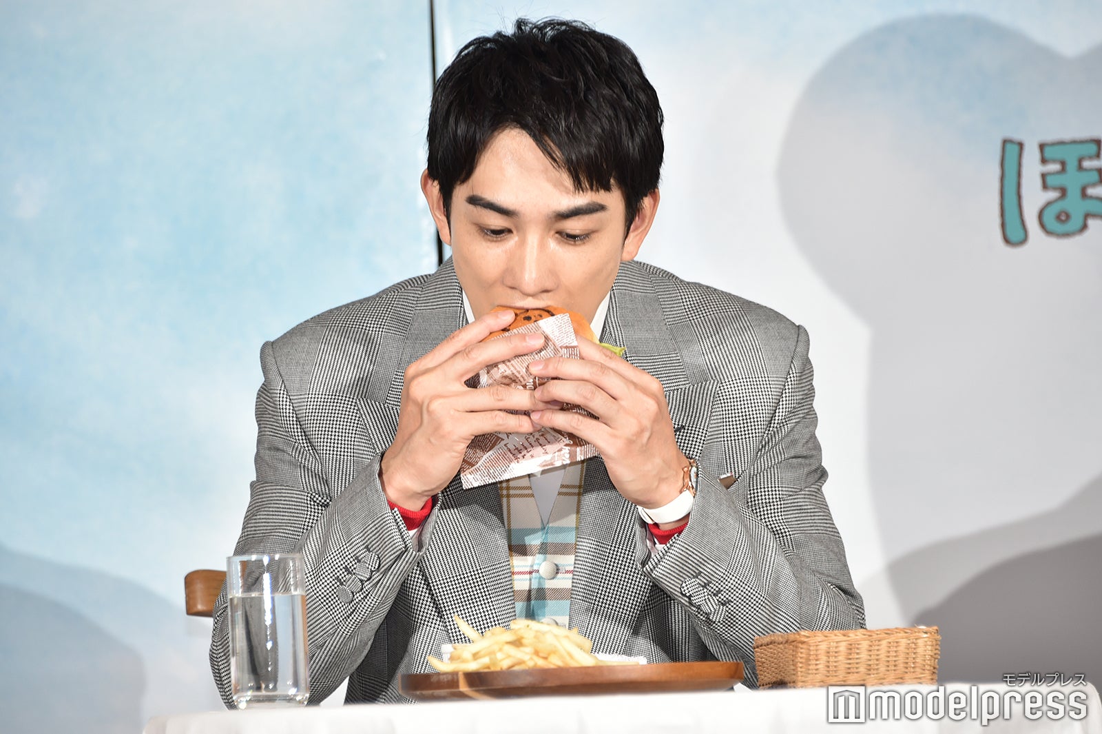 BLTサンドに描かれたぽすくまを食べてしまわないように気をつける町田啓太（C）モデルプレス