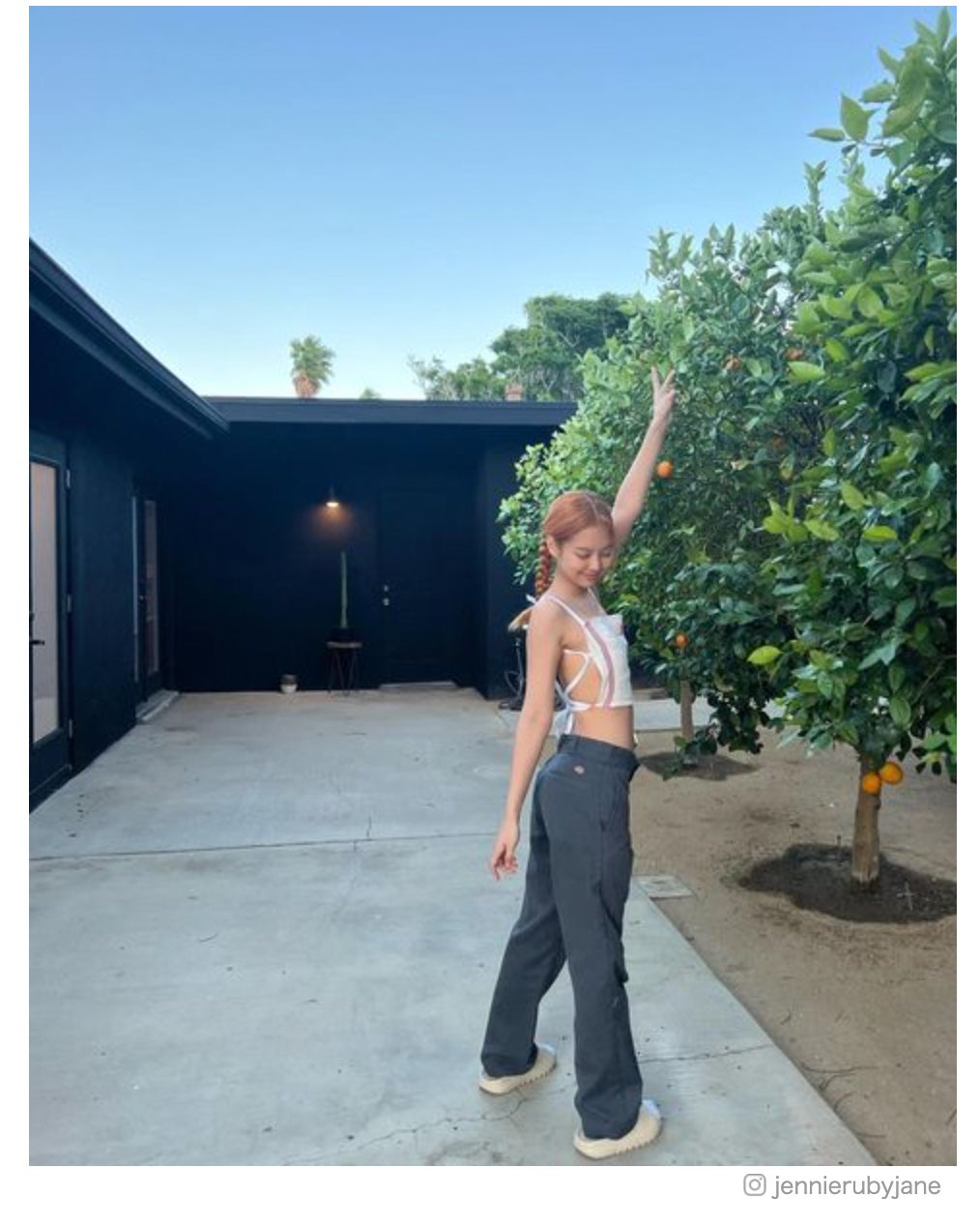 BLACKPINKジェニー、大胆な背中開きショットに反響「着こなし天才」