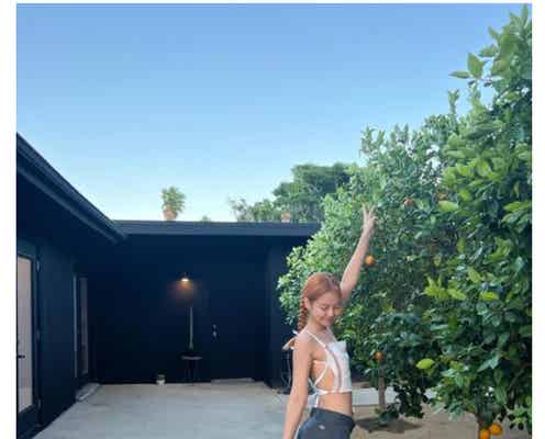 BLACKPINKジェニー、大胆な背中開きショットに反響「着こなし天才」