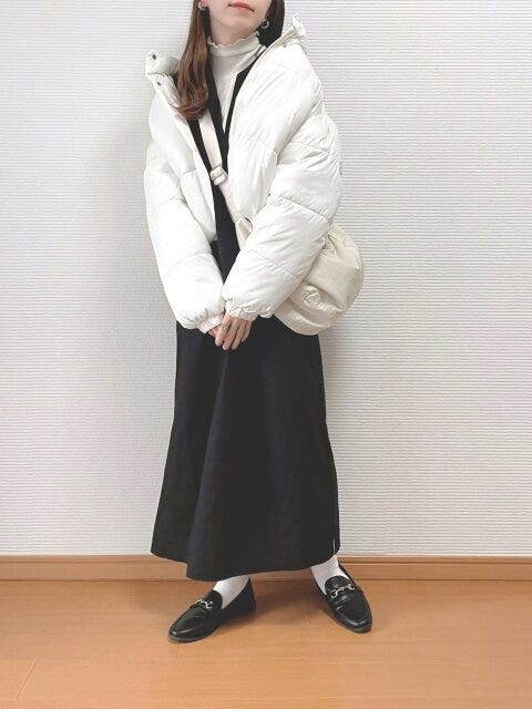 黒ジャンパースカートのコーデ