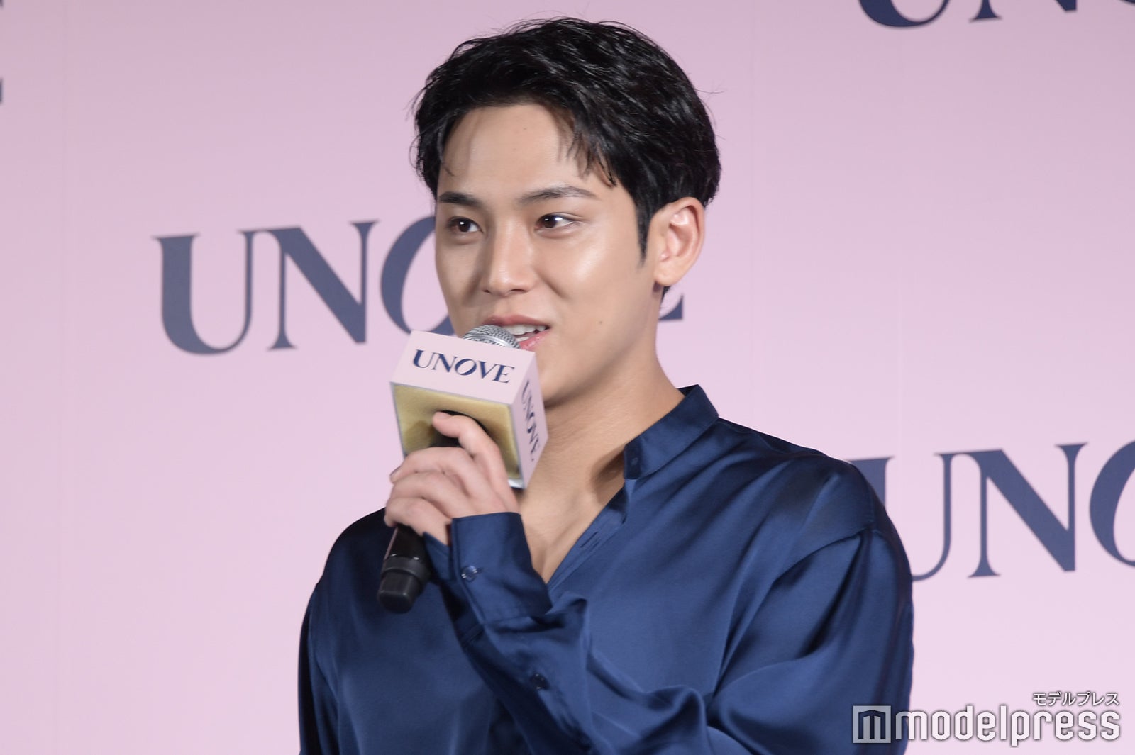 自身の大きな広告に喜ぶミンギュ（C）モデルプレス