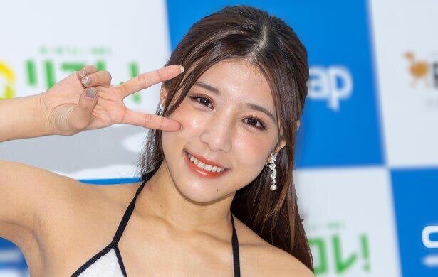 グラドル夏本あさみ、極小三角ビキニ姿の“さかさま”SHOTにファン歓喜「生地ちっちゃw」「セクシー過ぎる」 - モデルプレス