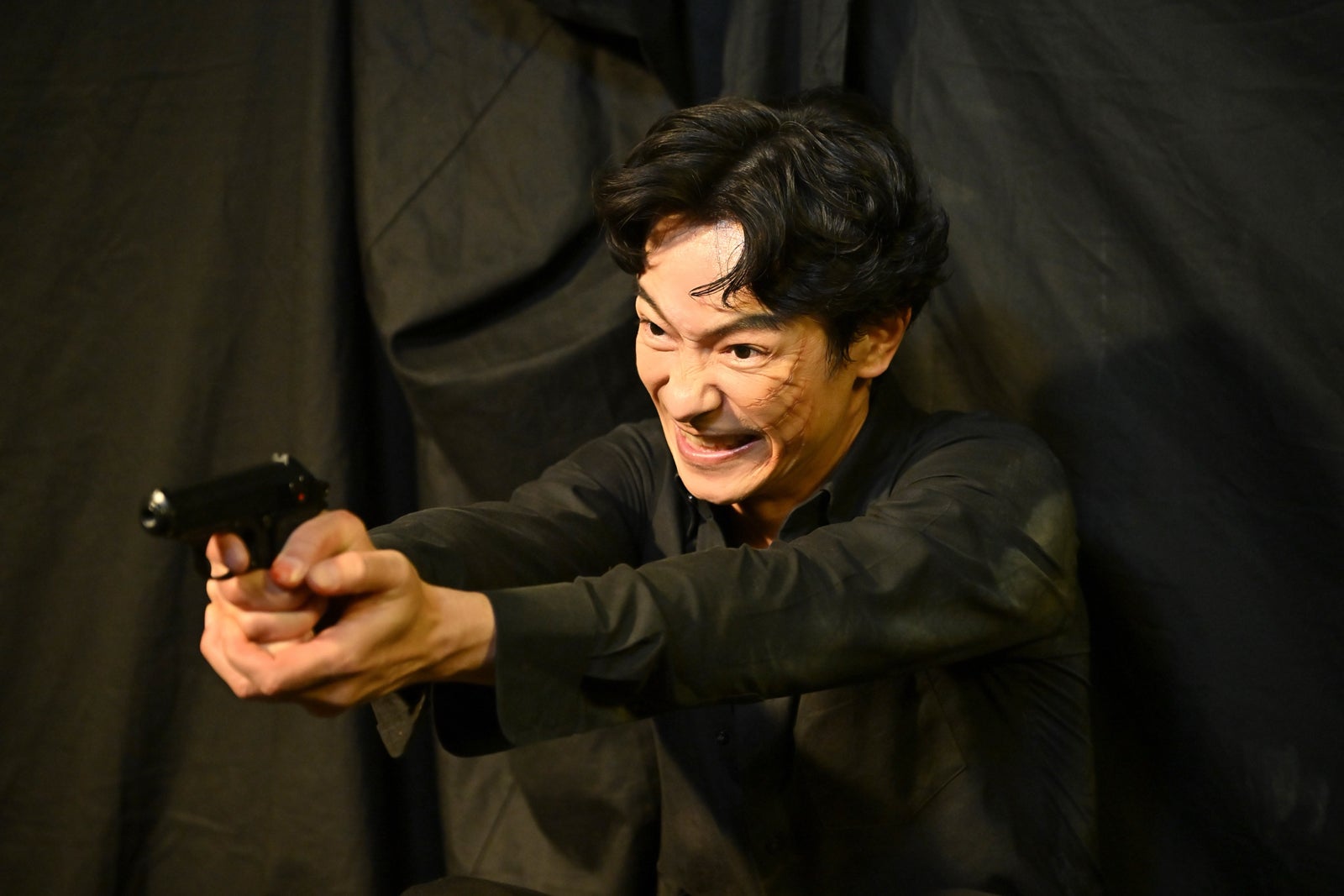 「VIVANT」リュウ ミンシュエン（堺雅人）銃口を相手へ向け威嚇…彼の逆鱗に触れた相手とは 第22話場面写真先行解禁